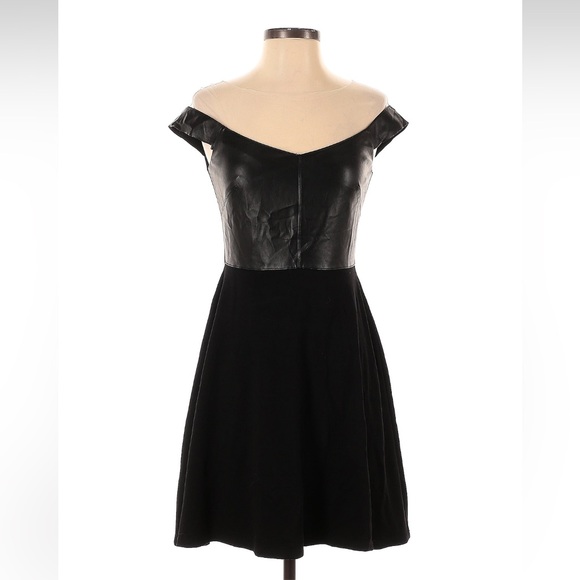 Bailey 44 off shoulder formal dress size S - Picture 1 of 3